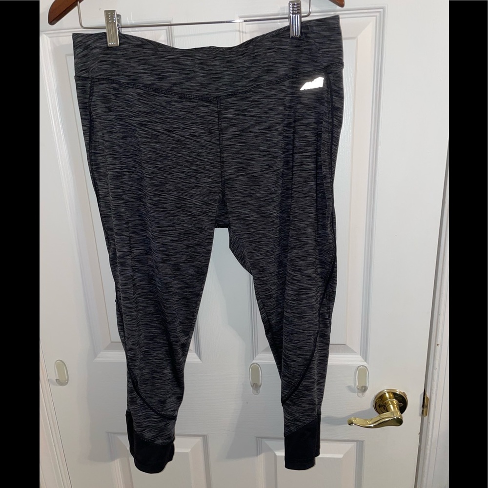 Avia capris
